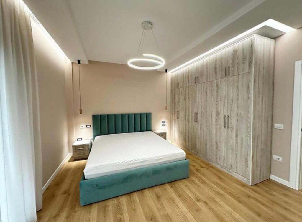 Apartament 3+1 per qira tek Montesori Schl tek Liqeni i Thate.