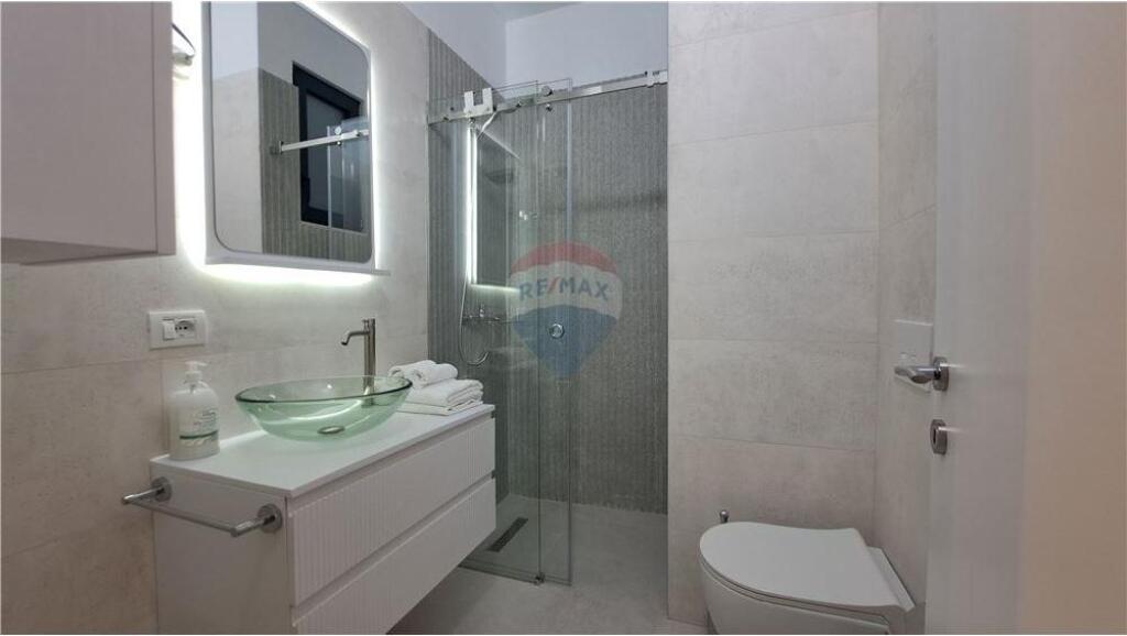 🏢 Apartament për Shitje  2+1+2 – Lungomare, Rruga Reshat Osmani, Vlorë