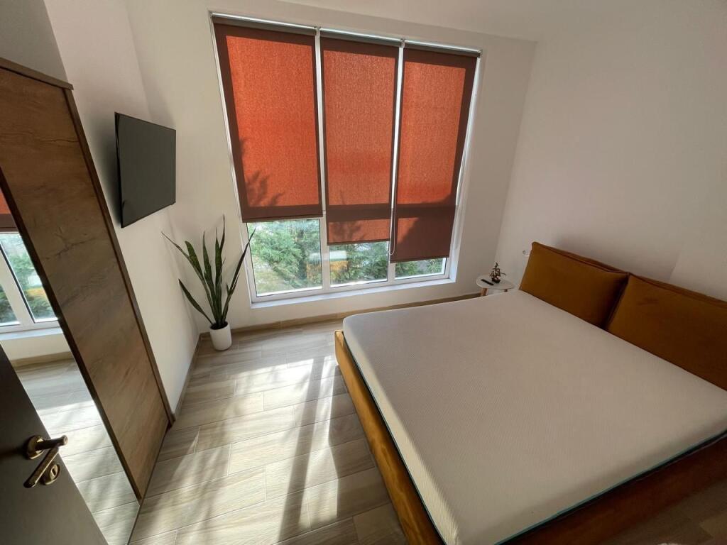 🏡 Vilë Dy-Katëshe me Qira – Buzë Liqenit të Farkës 🌿🌊💶 Çmimi: 2.500 € / muaj