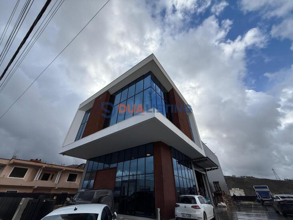 Jepet me qira magazine/ showroom ne zonen e Vaqarrit