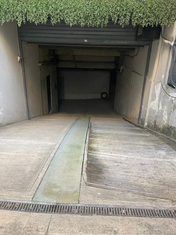 MAGAZZINI IN AFFITTO 300 M2 ASTIR 1300 EURO