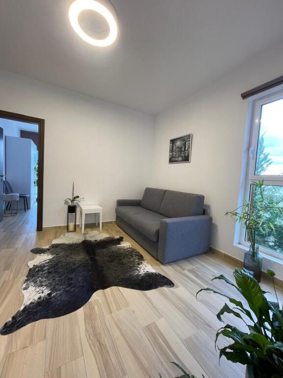 🏡 Vilë Dy-Katëshe me Qira – Buzë Liqenit të Farkës 🌿🌊💶 Çmimi: 2.500 € / muaj