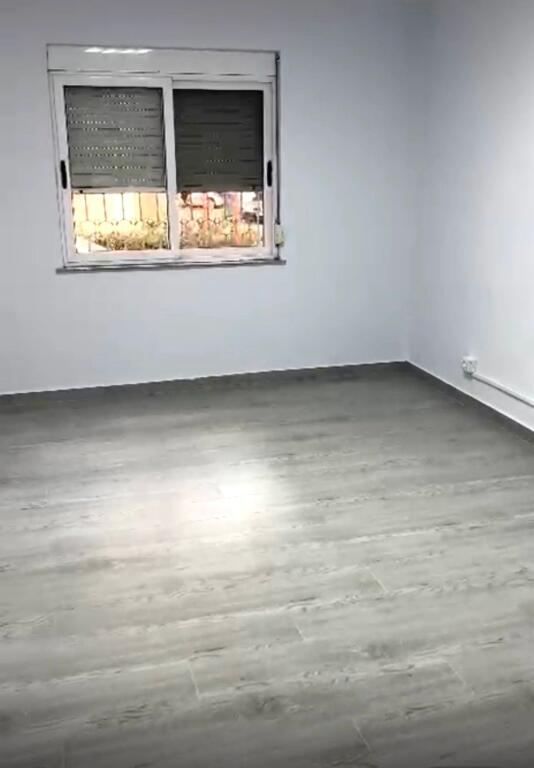 Jepet me qira ambient për zyra (përballë kompleksit Delijorgji)
