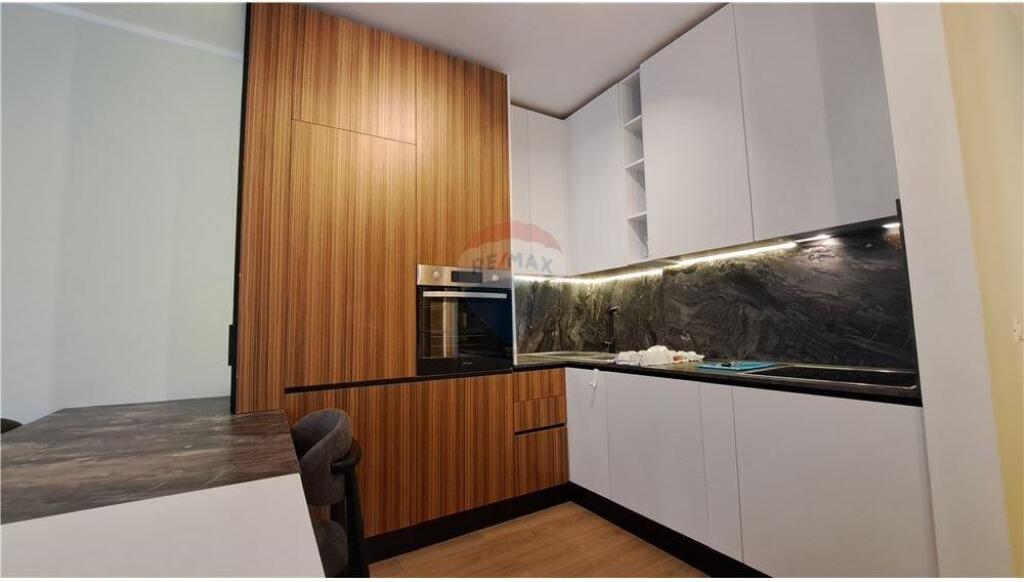 🏢 Apartament për Shitje  2+1+2 – Lungomare, Rruga Reshat Osmani, Vlorë