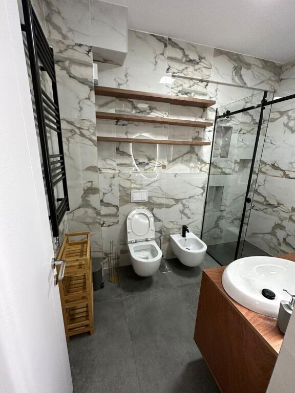 APARTAMENT  PER QERA 2+1+2 +POST PARKIMI KOMPLEKSI FZ, LIQENI I THATE!