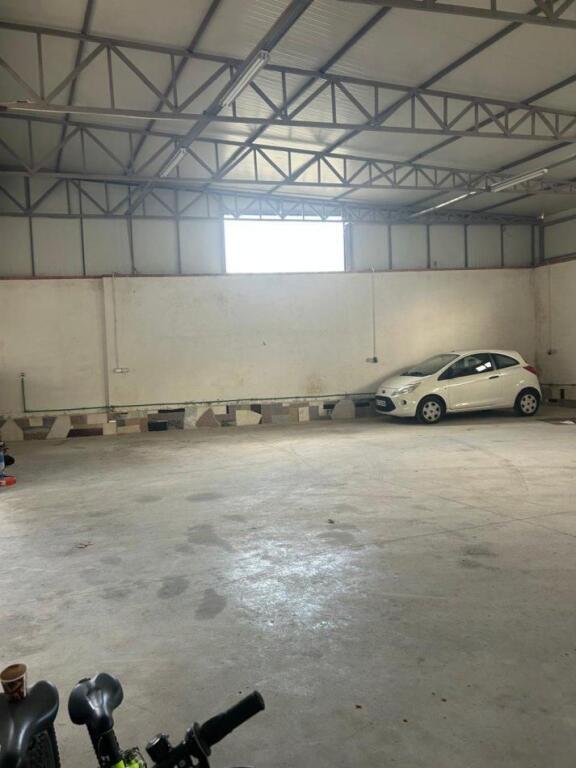 KAPANON ME QERA 700 M2 KINOSTUDIO 3.500 EURO