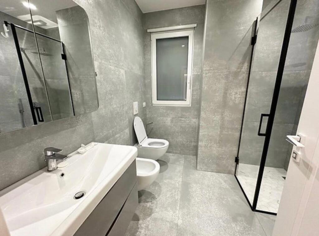 Apartament 3+1 per qira tek Montesori Schl tek Liqeni i Thate.