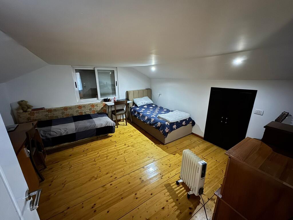 Shitet Dublex 3+1+2  Adresa : Rruga e Dibres Medreseja  Kati 4-5 pallat pa ashensor  E mobiluar  Siperfaqe totale 92,5 m2  Cmimi 159,000€