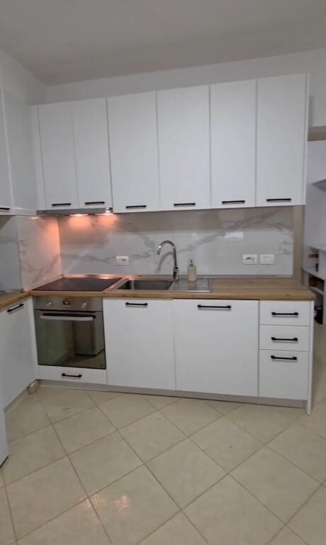 Jepet me qera apartament 2+1 i vogel tek Pallatet Cabej ne Yzberisht ne pallat!