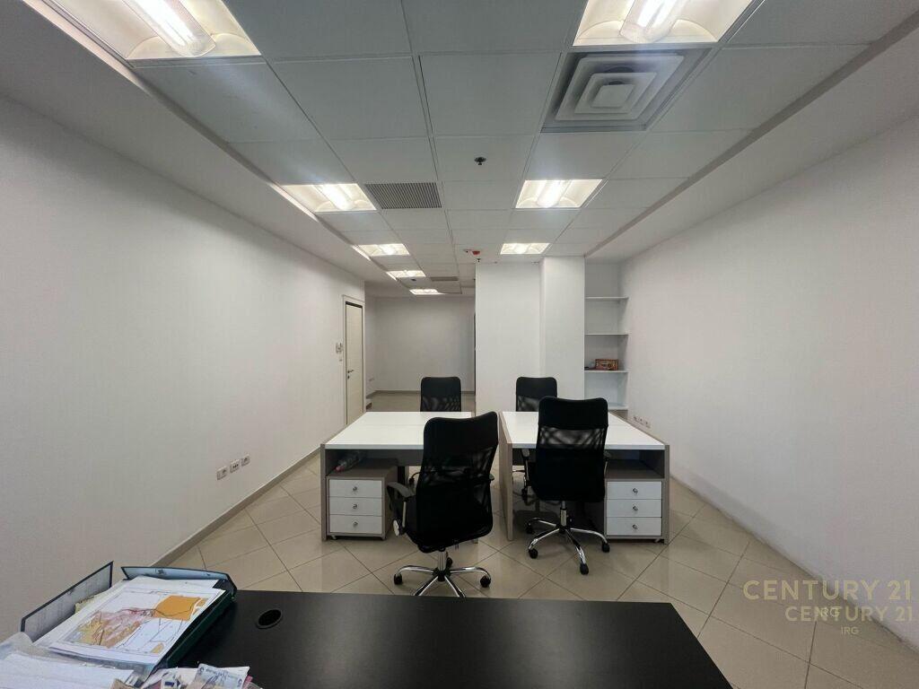 Ufficio in affitto di fronte al Toptani Center!