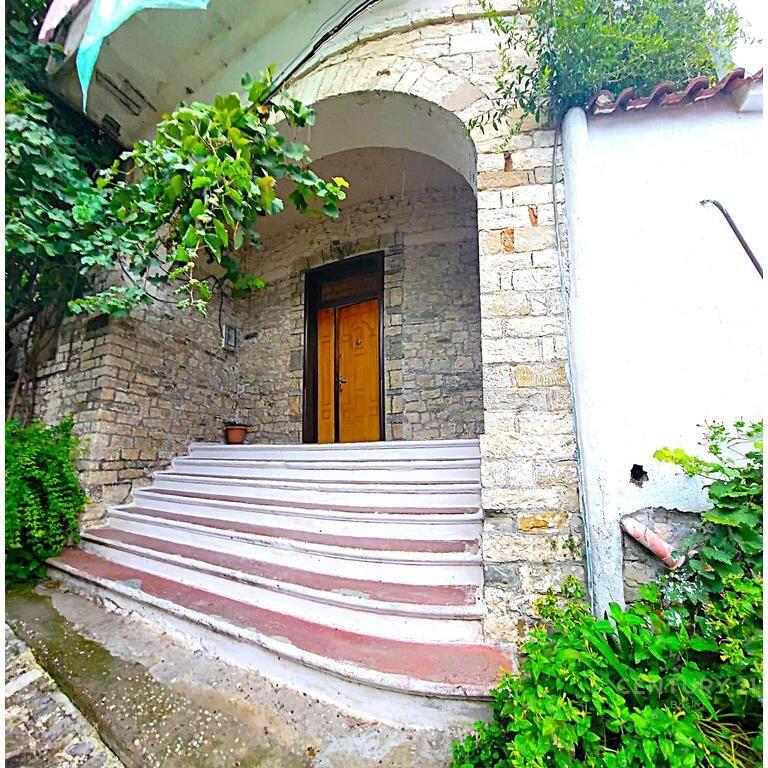 In vendita casa caratteristica su 2 piani a Berat