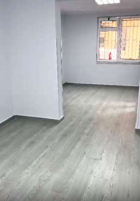 Jepet me qira ambient për zyra (përballë kompleksit Delijorgji)
