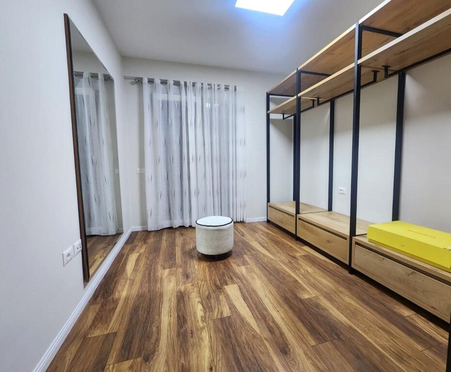 APARTAMENT  PER QERA 2+1+2 +POST PARKIMI KOMPLEKSI FZ, LIQENI I THATE!