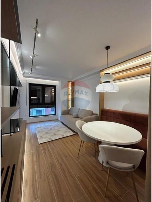 Apartament - Për Qira - Komuna e Parisit, Tiranë