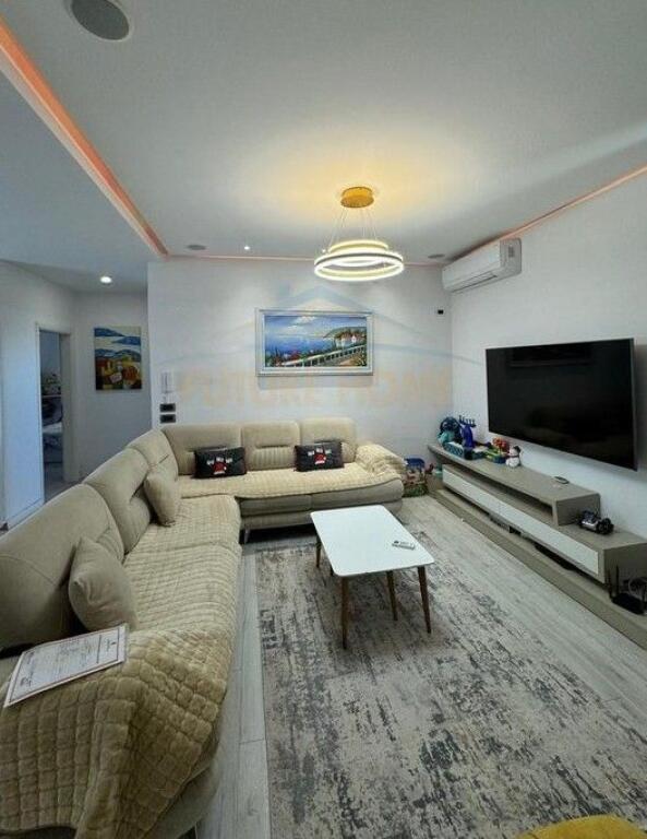 Apartment 2+1+2+ Veranda for sale, Shkozë..