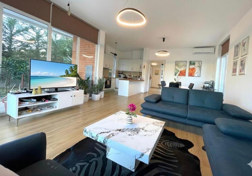 🏡 Vilë Dy-Katëshe me Qira – Buzë Liqenit të Farkës 🌿🌊💶 Çmimi: 2.500 € / muaj