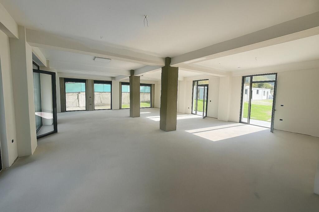 AMBIENTE COMMERCIALE +TERRENO VICINO A TEG 3.000 €