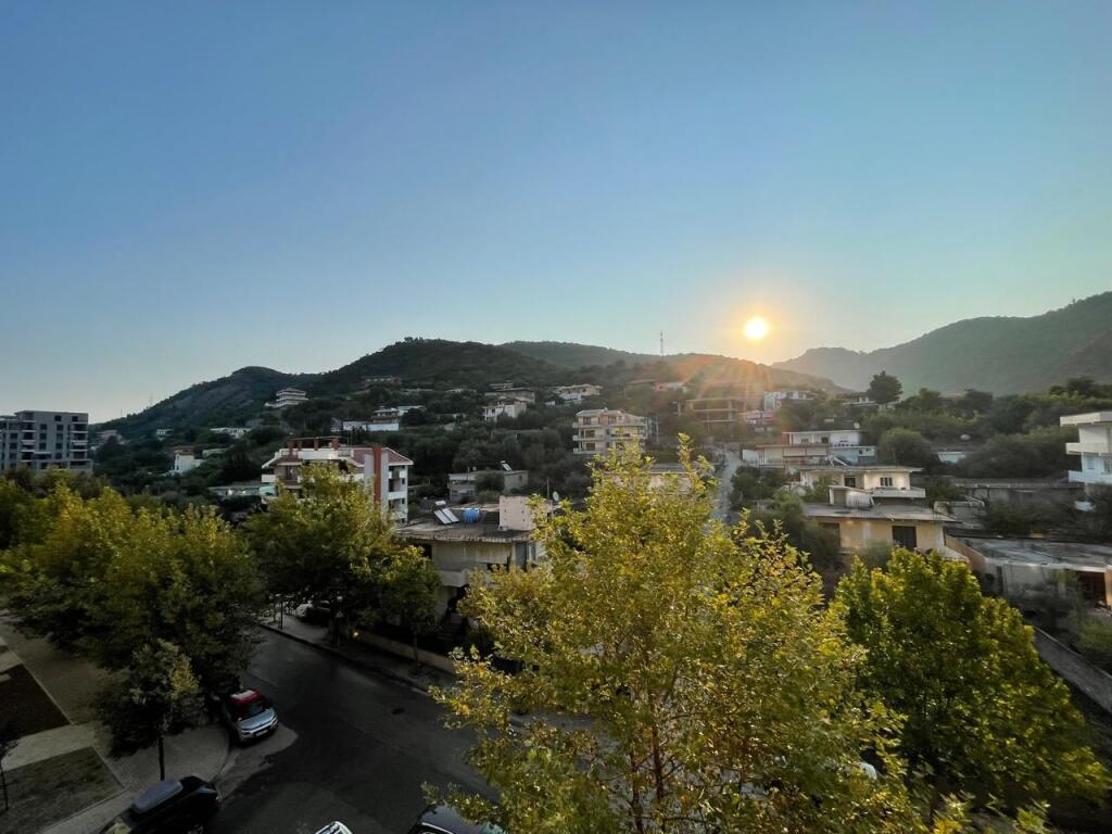 MONOLOCALE IN AFFITTO SUL LUNGOMARE DI VLORA