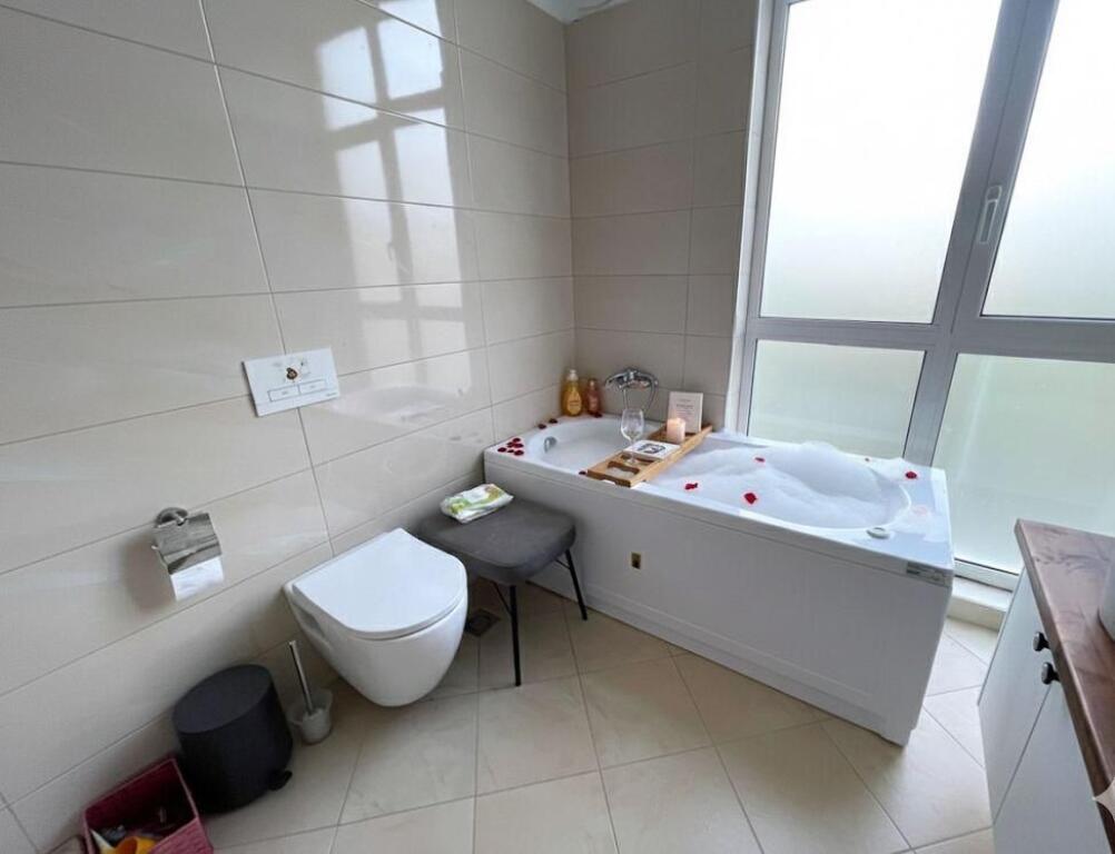 🏡 Vilë Dy-Katëshe me Qira – Buzë Liqenit të Farkës 🌿🌊💶 Çmimi: 2.500 € / muaj