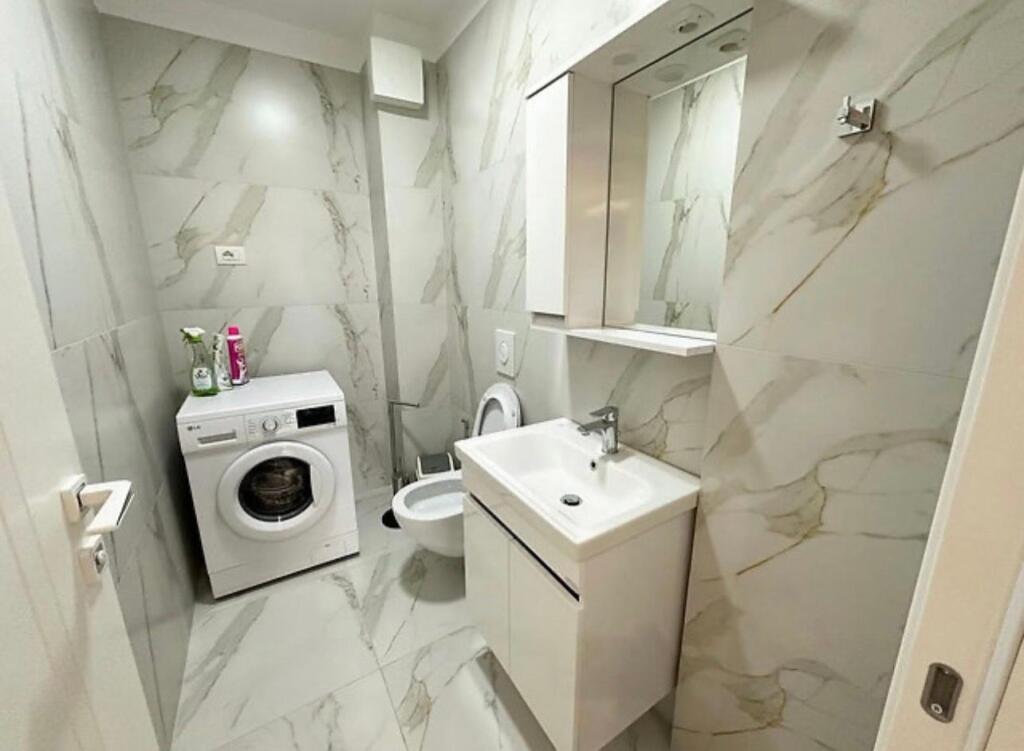 Apartament 3+1 per qira tek Montesori Schl tek Liqeni i Thate.