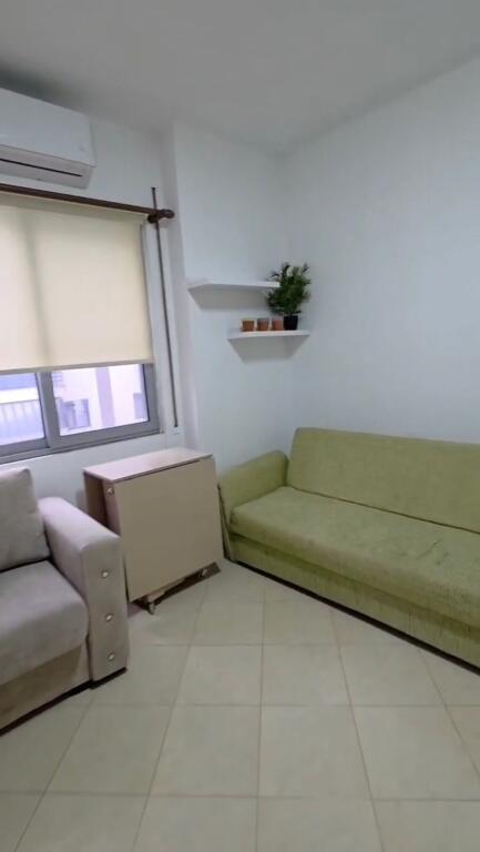 Jepet me qera apartament 2+1 i vogel tek Pallatet Cabej ne Yzberisht ne pallat!