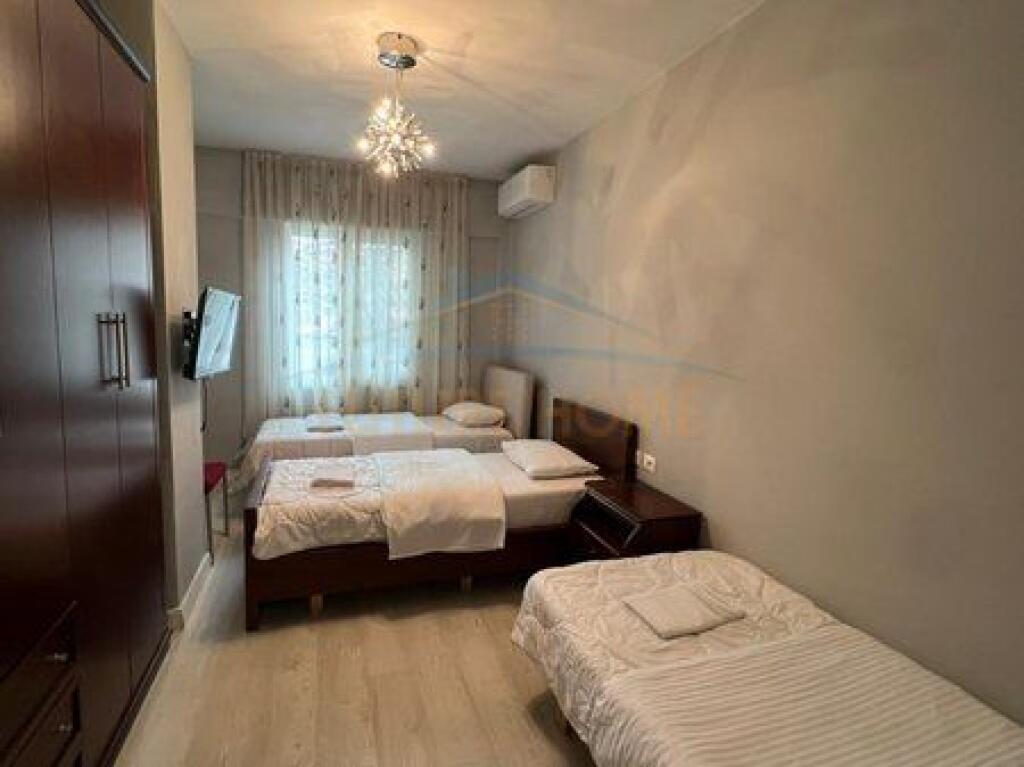 In vendita, Appartamento 2+1+2, Via delle Barricate, Tirana