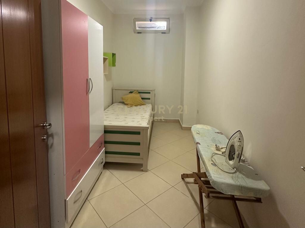 Jepet apartament 2+1 me qera rruga e kavajes
