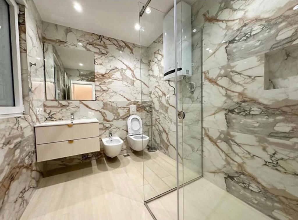 Apartament 3+1 per qira tek Montesori Schl tek Liqeni i Thate.