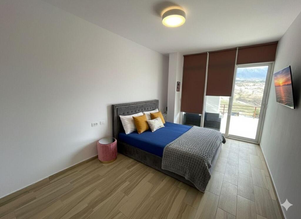 🏡 Vilë Dy-Katëshe me Qira – Buzë Liqenit të Farkës 🌿🌊💶 Çmimi: 2.500 € / muaj