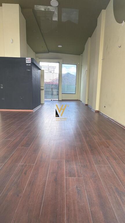 JEPET AMBIENT BIZNESI 75 M2 ME QIRA TE QYTETI STUDENTI 800 EURO