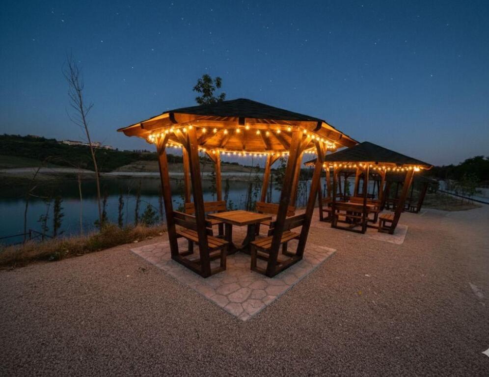 🏡 Vilë Dy-Katëshe me Qira – Buzë Liqenit të Farkës 🌿🌊💶 Çmimi: 2.500 € / muaj