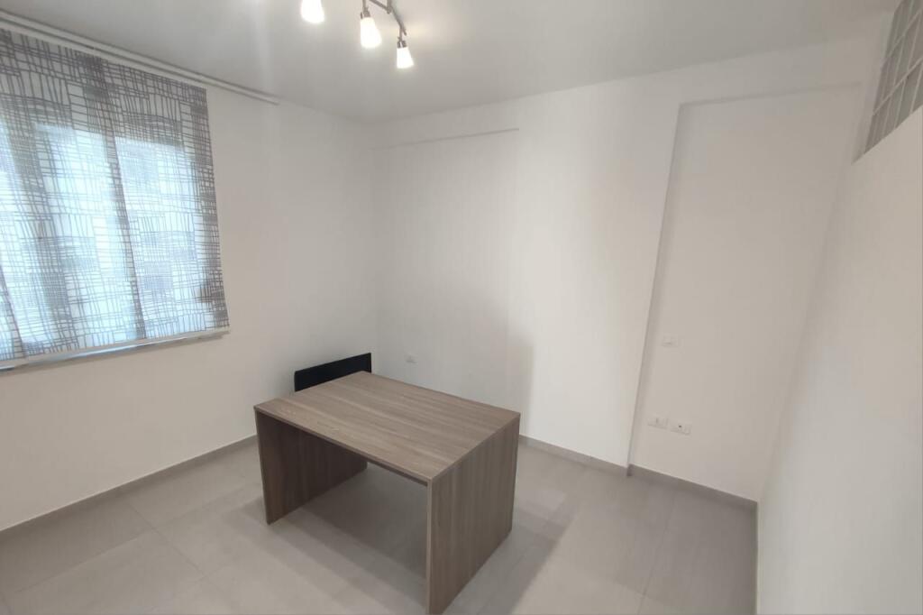 Appartamento 2+1 con balcone in affitto presso l'ex Esposizione, vicino al Tribunale Distrettuale - Tirana