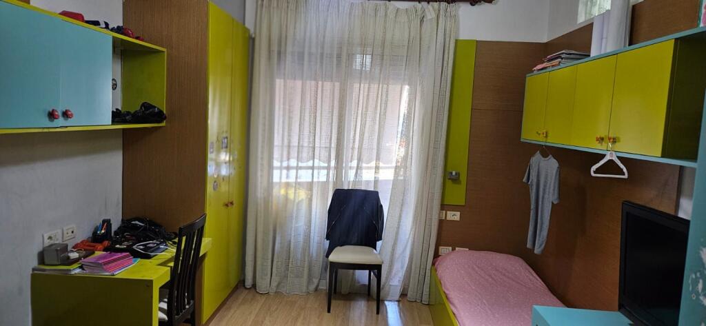 Apartament 2+1+Ballkon me Qira tek Pazari i Ri