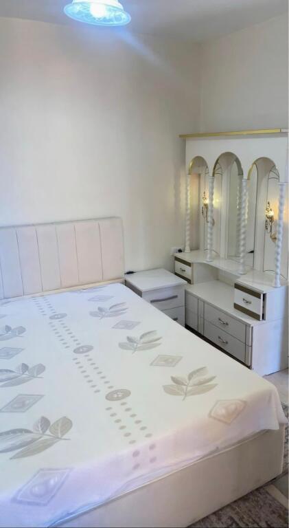 Apartament 1+1 me qira – Rruga e Barrikadave, Qendër Tiranë!