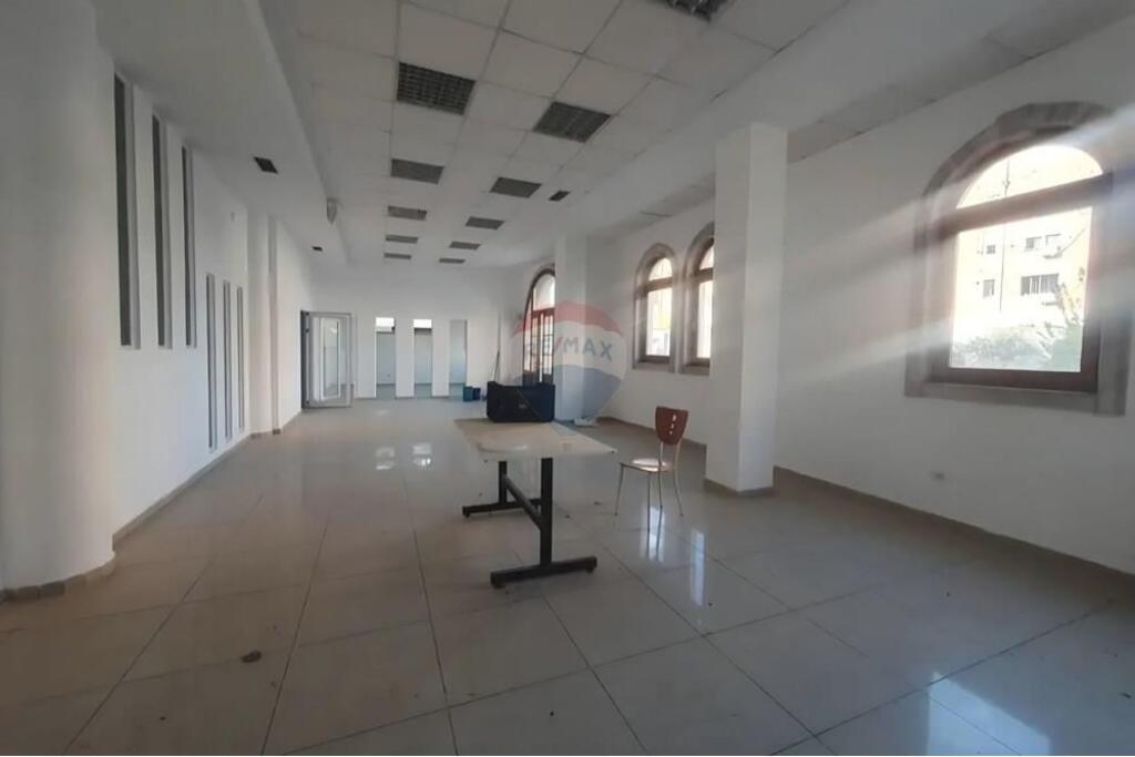 EDIFICIO COMMERCIALE DI 5 PIANI IN AFFITTO