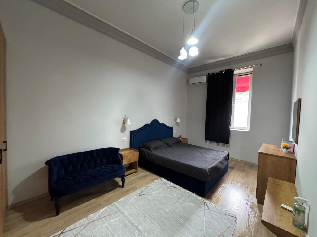 Affittasi appartamento 2+1 in Via Durazzo, vicino all'Hotel Colosseo. 📍 Palazzo esistente 🏢 Secondo piano 💶 Prezzo: 800€ / mese