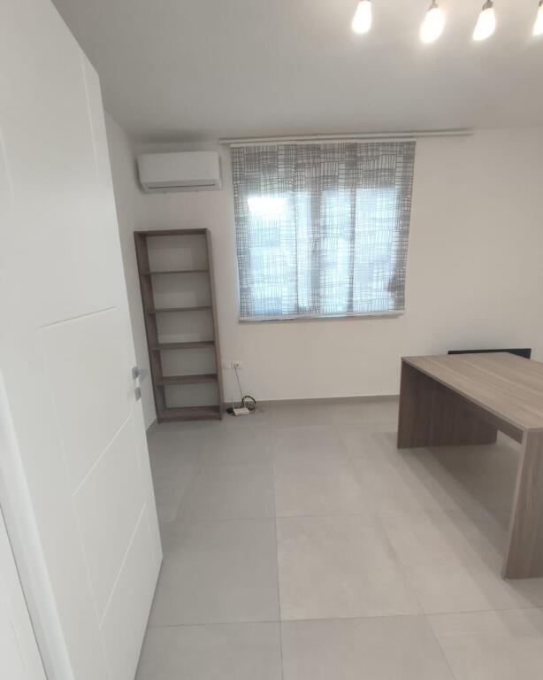 Appartamento 2+1 con balcone in affitto presso l'ex Esposizione, vicino al Tribunale Distrettuale - Tirana