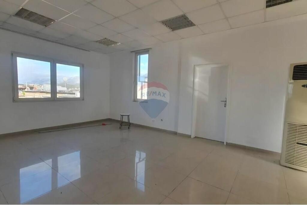 EDIFICIO COMMERCIALE DI 5 PIANI IN AFFITTO