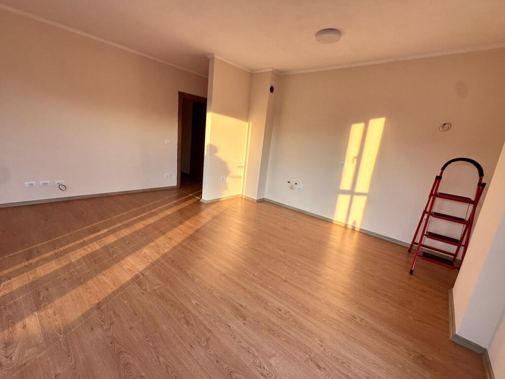 Apartament 2+1 ne fund te rruges 5 Maji