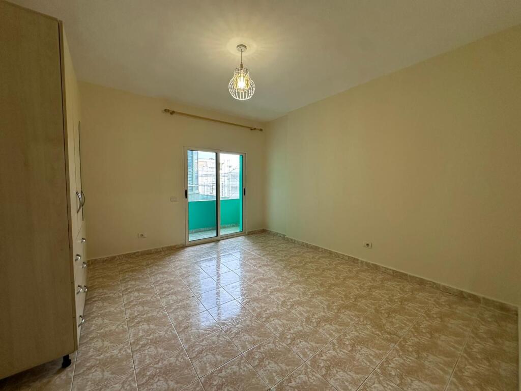 🏡 Jepet me Qira Apartament 3+1 – Pallatet Arabe (Crystal Center)💶 650 € (për banim)