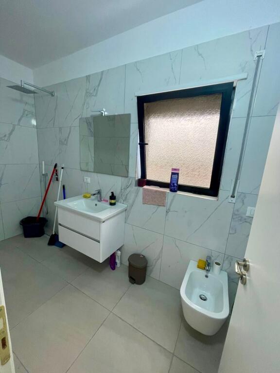 📣 SHITET Apartament 3+1 Me 2 Tualete 📍 Prane Viles Gold 🛣️ Rruga e "Dibres" 💶 261.000 Euro ✨