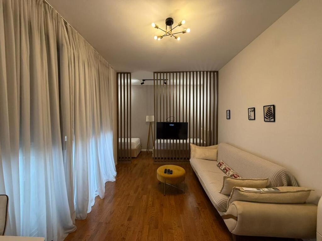 Apartament 1+1 per qira tek Rruga e Barrikadave.