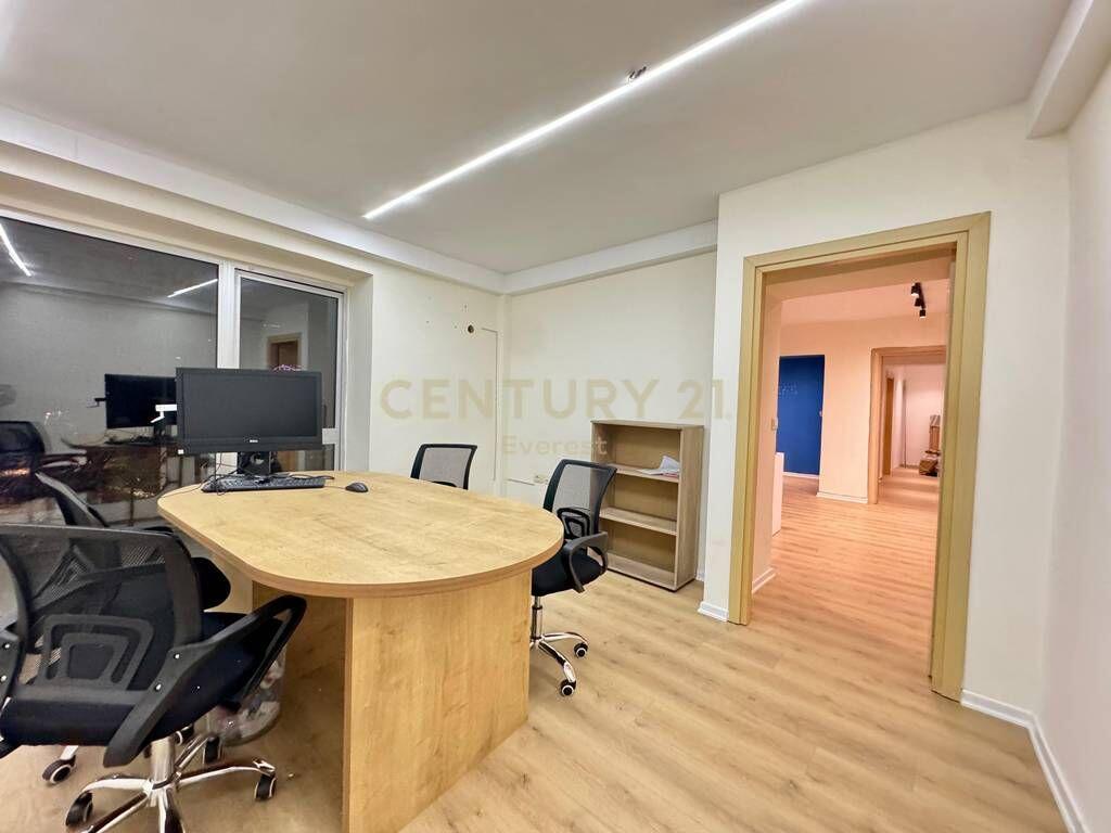 Ufficio in affitto vicino a Piazza, Piazza Skënderbej