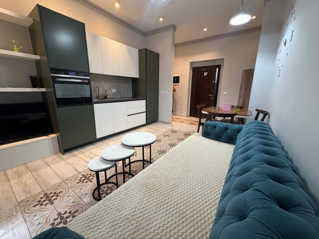 Affittasi appartamento 2+1 in Via Durazzo, vicino all'Hotel Colosseo. 📍 Palazzo esistente 🏢 Secondo piano 💶 Prezzo: 800€ / mese