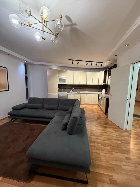 Jepet me Qira Apartament 2+1 tek Pallati me Shigjeta.