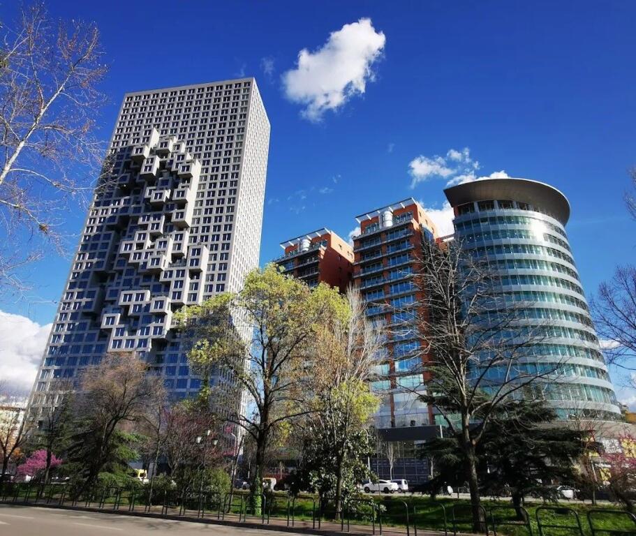 Ambient Biznesi OPEN SPACE te Downtown One Tirana