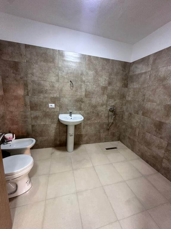 Apartament 2+1 ne fund te rruges 5 Maji