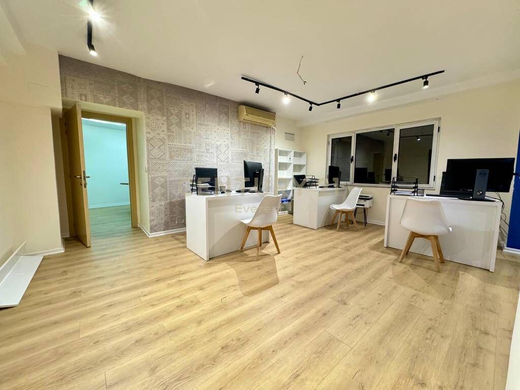 Ufficio in affitto vicino a Piazza, Piazza Skënderbej