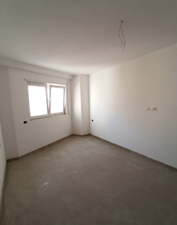 🏢 Zyrë me qira – Donika Center, afër qendrës