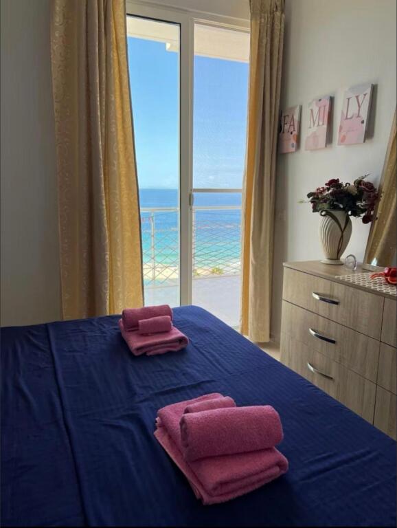 Super apartament 1+1 per shitje ne Sarande, pamje nga deti